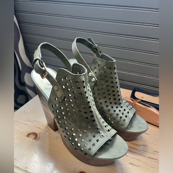 Guess Green Wedges with Modern Elegance - Picture 9 of 10